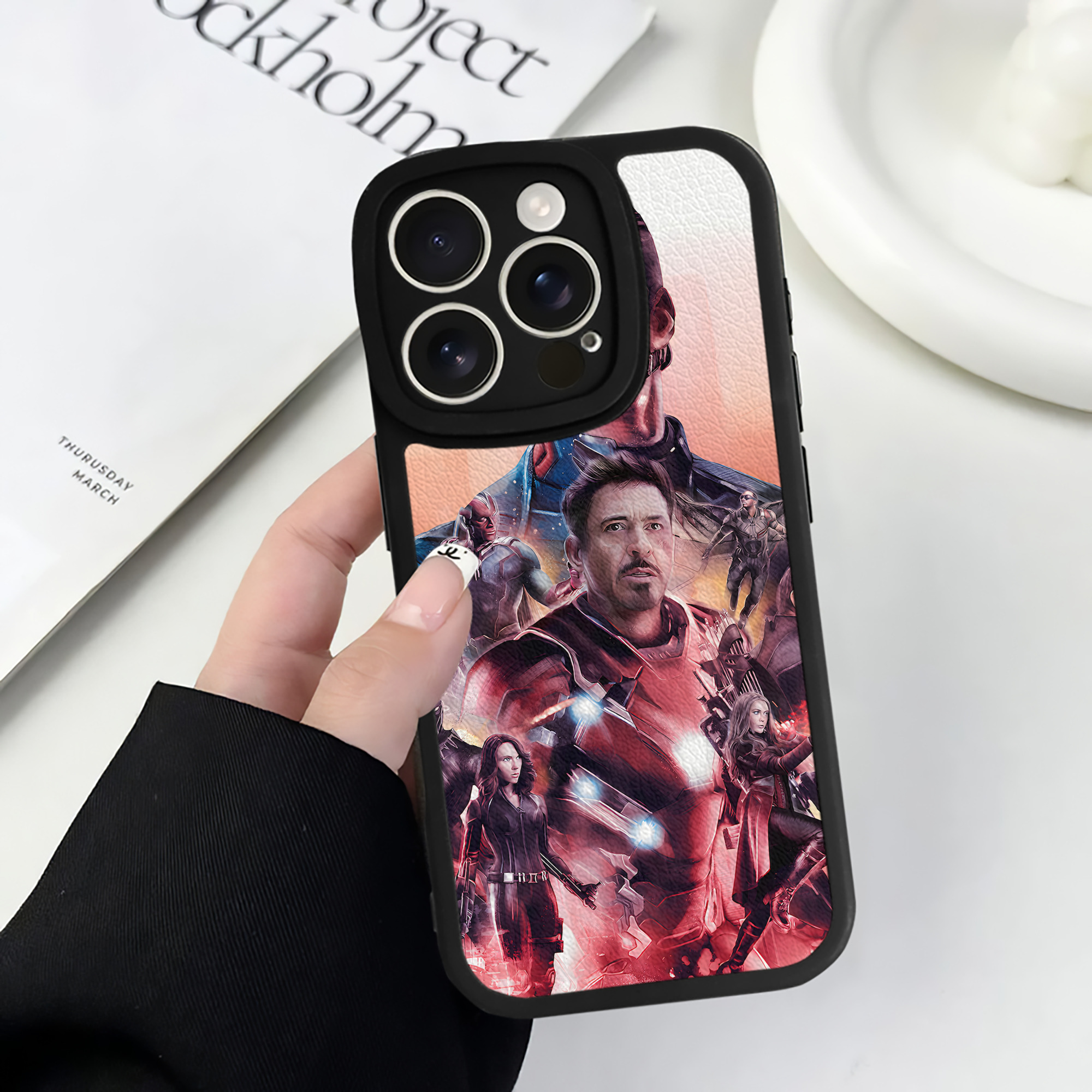 （画像用） アベンジャーズ The Avengers 【iPhone 16シリーズ対応】シリコンスマホケース（レザー調） 材質：シリコン